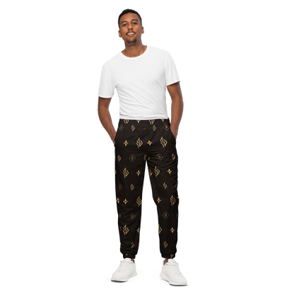 SUÐR Signature Track Pants in Braun/Gold – Monogramm-Muster, Vorderansicht