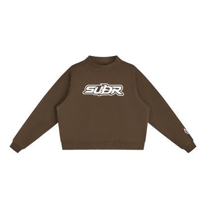 SUÐR Mock-Neck Sweatshirt – Sweatshirt in Brown, Vorderseite mit SUÐR-Schriftzug in Weiß auf der Brust