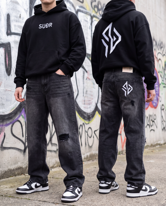 SUÐR Denim Washed Black am Model, Rückansicht mit gesticktem Emblem