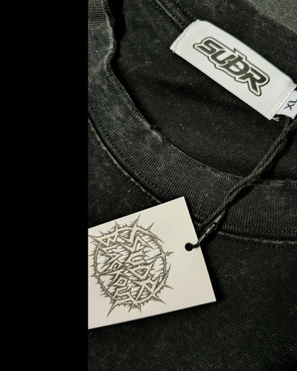 BLACKOUT snow wash raw-hem boxy T-Shirt – Detail: SUÐR-Etikett im Nacken und Hangtag
