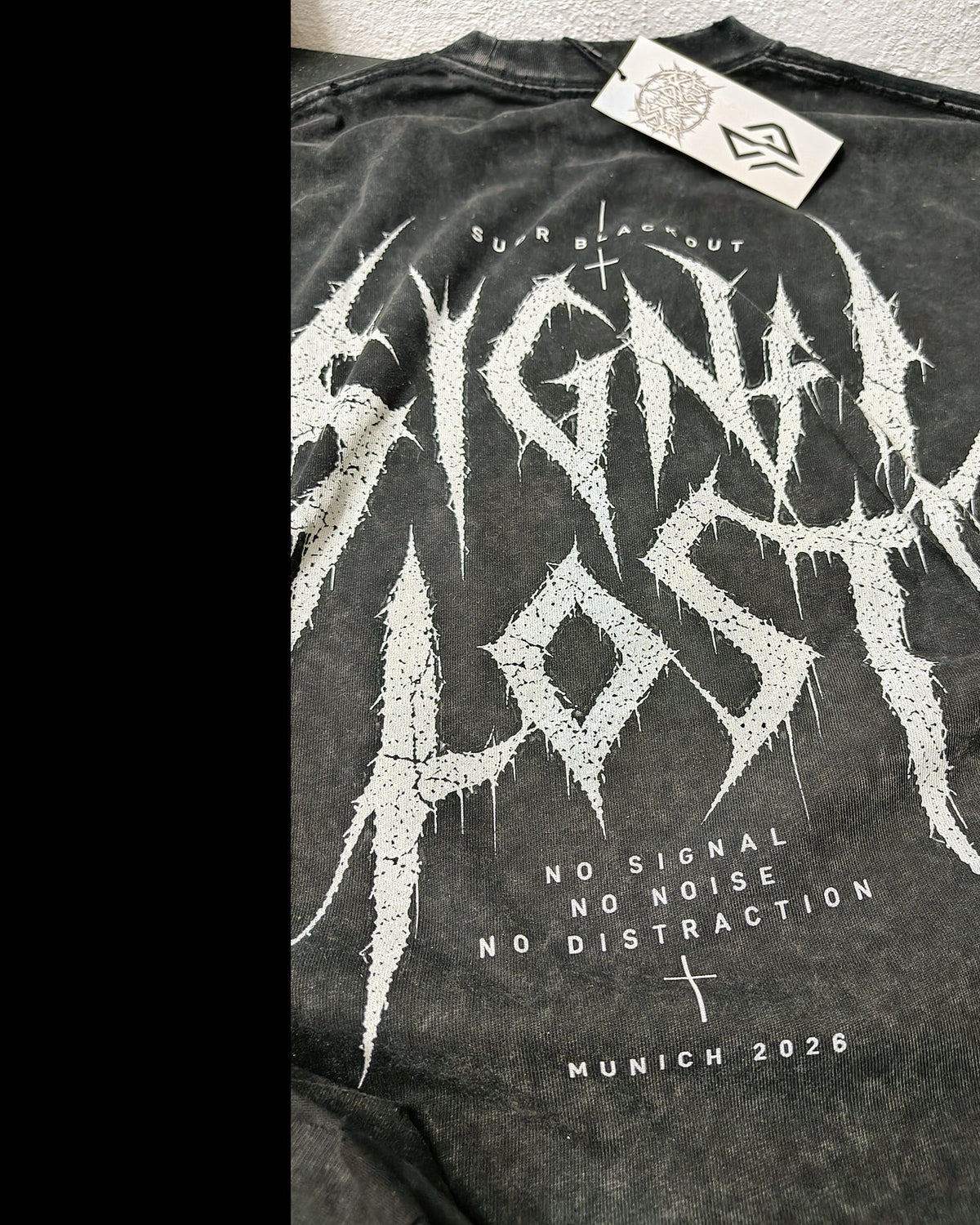 BLACKOUT snow wash raw-hem boxy T-Shirt – Detail: SIGNAL-LOST-Druck im Detail