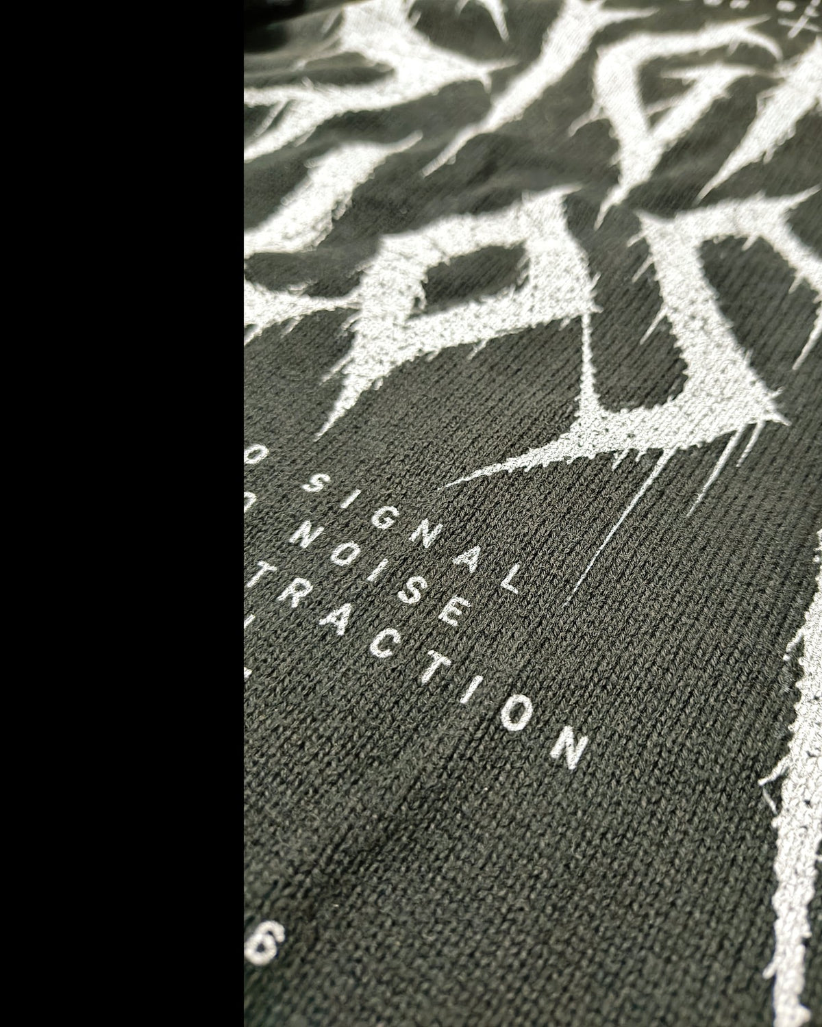 BLACKOUT distressed full zip Sweater – Detail: Strickstruktur mit SIGNAL-LOST-Druck