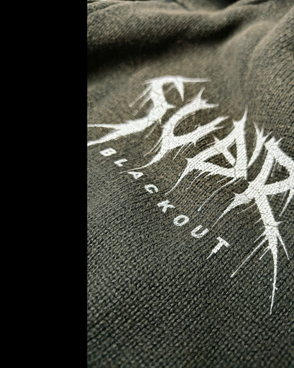 BLACKOUT distressed full zip Sweater – Detail: SUÐR-BLACKOUT-Druck auf dem Strick