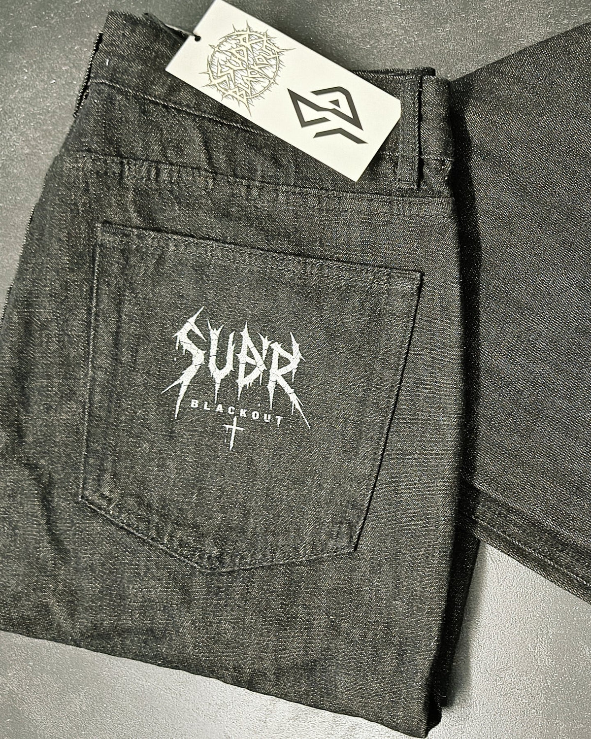 BLACKOUT vintage wash straight leg Jeans – Detail: Gesamtansicht mit SUÐR BLACKOUT auf der Gesäßtasche