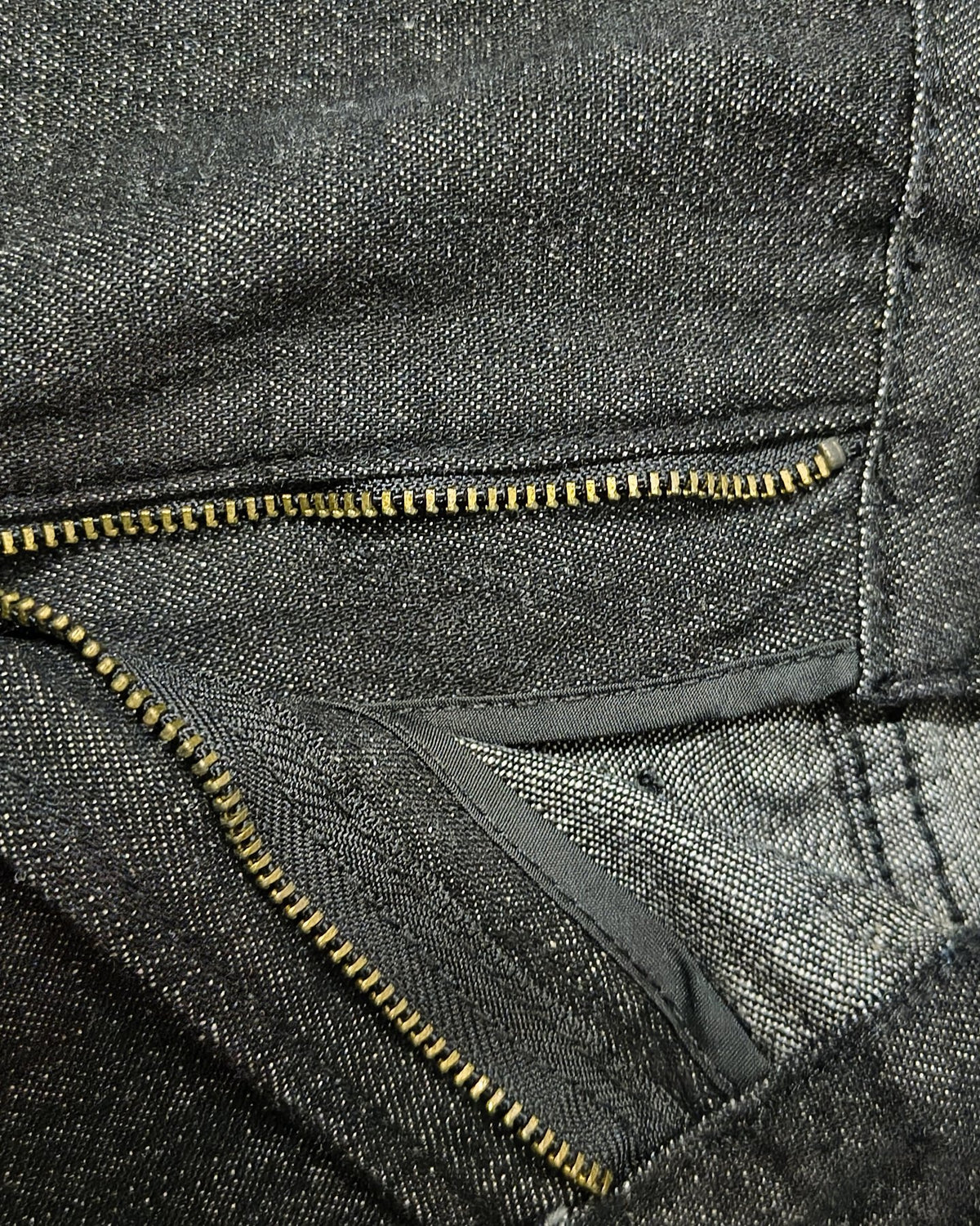 BLACKOUT vintage wash straight leg Jeans – Detail: YKK-Reißverschluss
