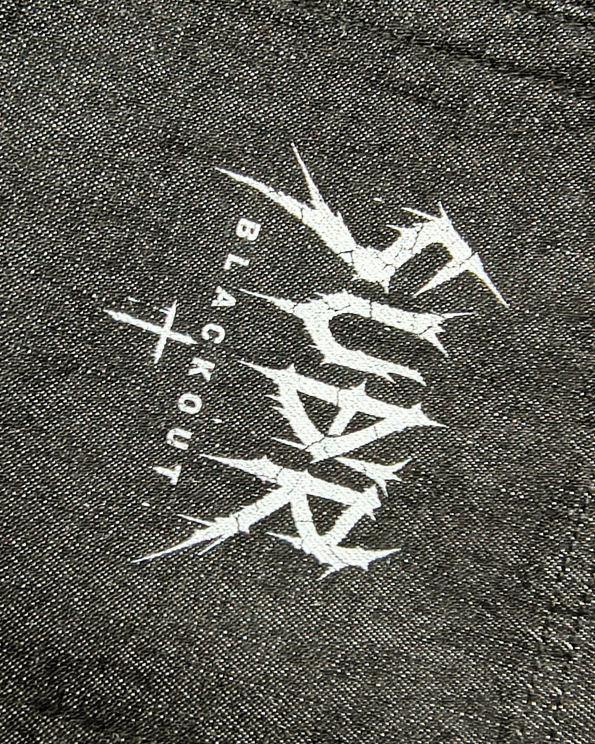 BLACKOUT vintage wash straight leg Jeans – Detail: SUÐR-BLACKOUT-Druck auf der Gesäßtasche
