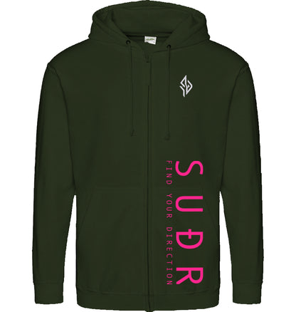 SUÐR FIND 07 Zoodie in Forest Green – Vorderansicht mit Emblem und SUÐR-Schriftzug
