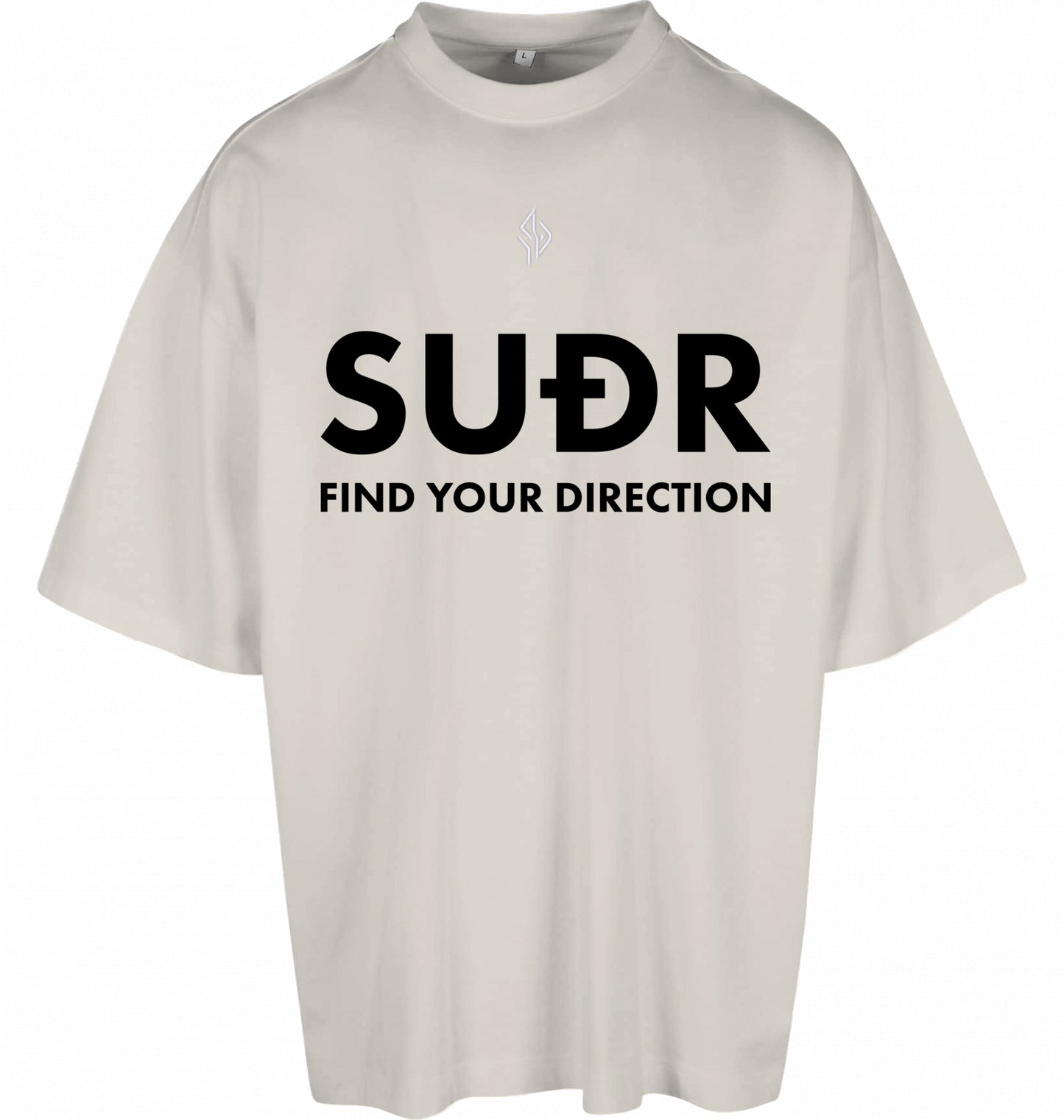 SUÐR FIND Huge Tee in White Sand – Vorderseite mit SUÐR Find-Your-Direction-Print und gesticktem Logo