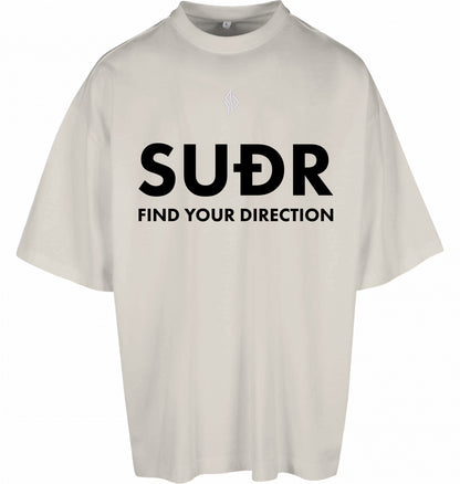 SUÐR FIND Huge Tee in White Sand – Vorderseite mit SUÐR Find-Your-Direction-Print und gesticktem Logo