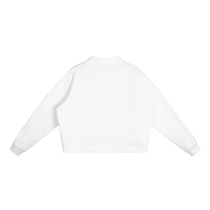 SUÐR Mock-Neck Sweatshirt – Sweatshirt in White, Rückseite ohne Druck, Emblem am Ärmel