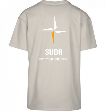 SUÐR FIND Heavy Oversize Tee in Sand – Rückansicht mit Kompass-Stern und Find Your Direction