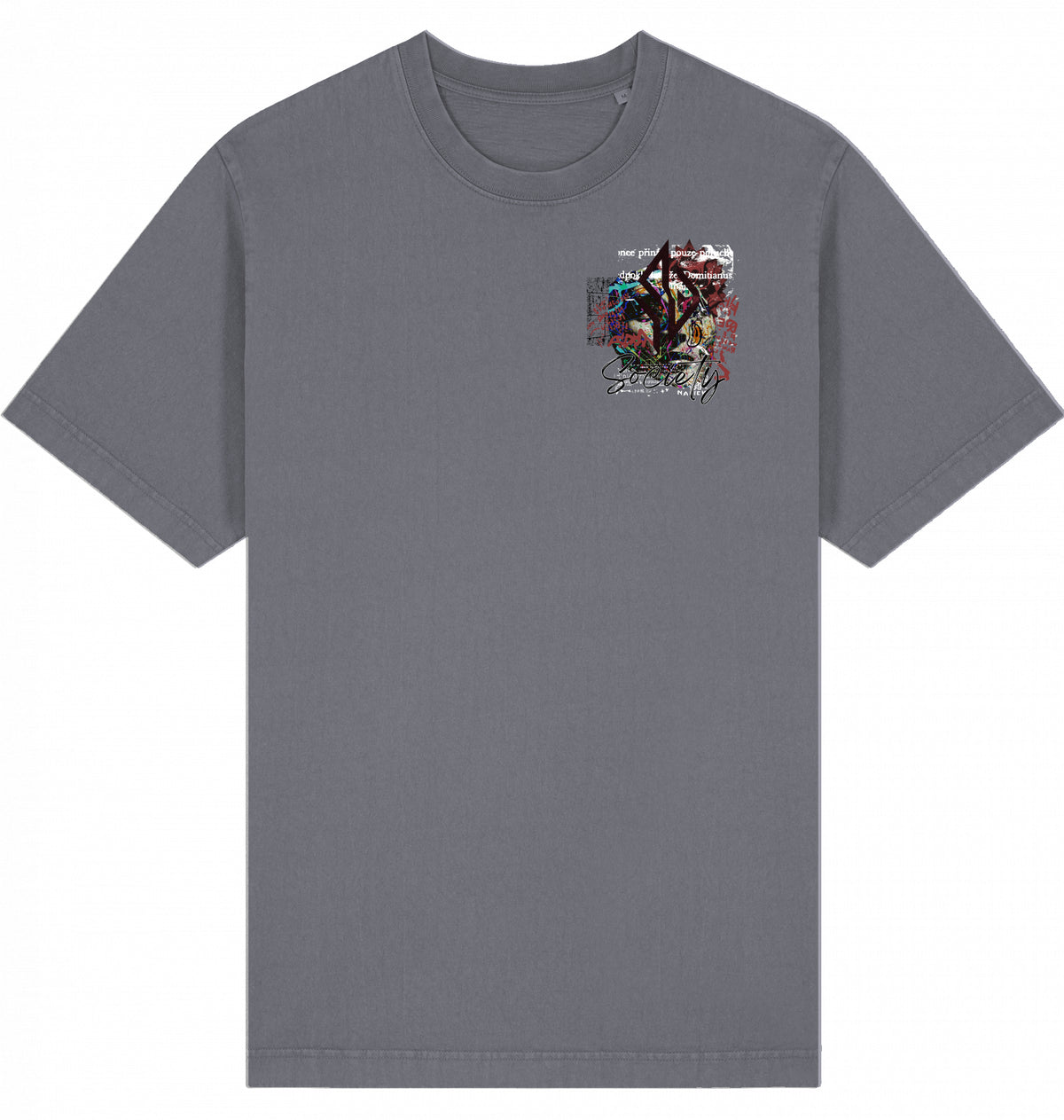 VESTR SOCIETY – Garment Dyed Tee in Anthracite, kleine Collage auf der Brust von SUÐR