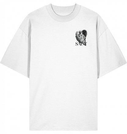 VESTR SAINT – Oversized Tee in White, kleines SAINT-Zeichen auf der Brust von SUÐR