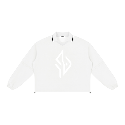 SUÐR Collar Sweatshirt – Sweatshirt in White, Vorderseite mit großem SUÐR-Emblem auf der Brust und Polokragen