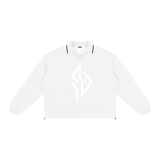SUÐR Collar Sweatshirt – Sweatshirt in White, Vorderseite mit großem SUÐR-Emblem auf der Brust und Polokragen