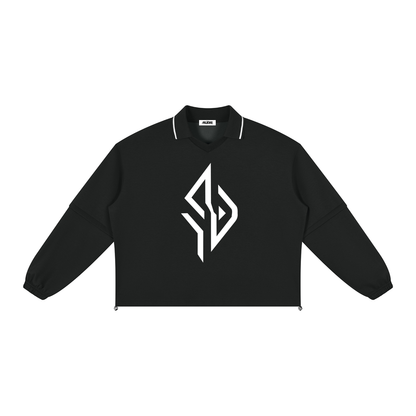 SUÐR Collar Sweatshirt – Sweatshirt in Black, Vorderseite mit großem SUÐR-Emblem auf der Brust und Polokragen