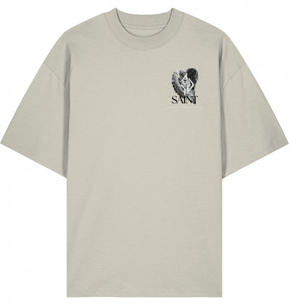 VESTR SAINT – Oversized Tee in Natural Raw, kleines SAINT-Zeichen auf der Brust von SUÐR