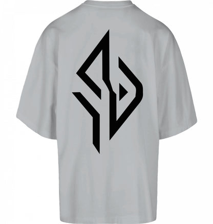 SUÐR FIND Huge Tee in Light Asphalt – Rückseite mit großem SUÐR-Monogramm im DTF-Druck