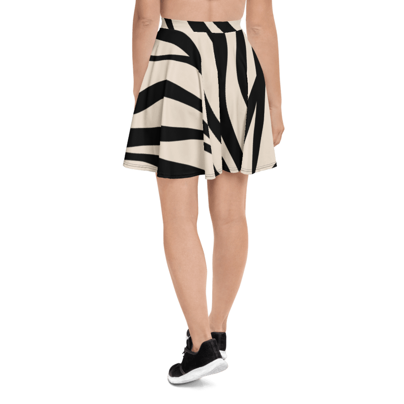 SUÐR-'26 Skater Skirt Zebra – ausgestellter Skater-Rock mit Streifen-Print in Schwarz und Creme