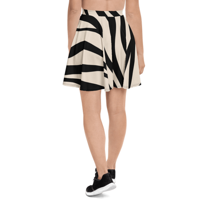 SUÐR-'26 Skater Skirt Zebra – ausgestellter Skater-Rock mit Streifen-Print in Schwarz und Creme
