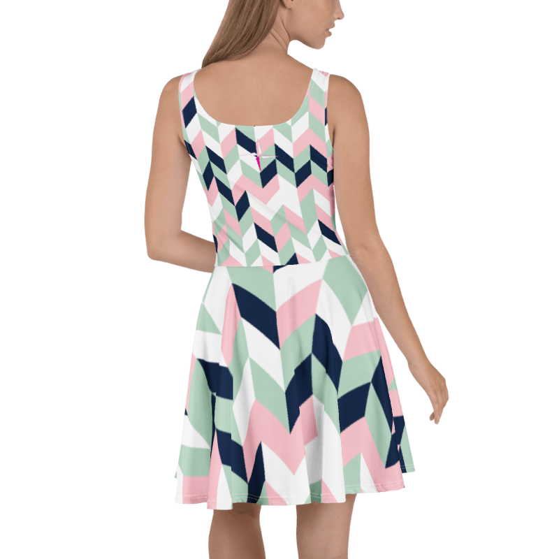 SUÐR-'26 Skater Dress Chevron – ärmelloses Skater-Kleid mit Fischgrät-Print in Rosé, Mint und Navy