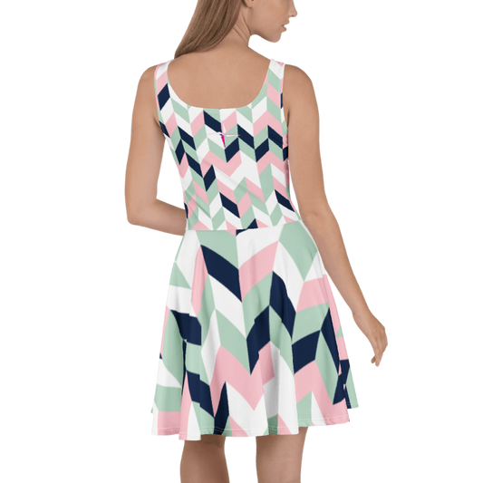 SUÐR-'26 Skater Dress Chevron – ärmelloses Skater-Kleid mit Fischgrät-Print in Rosé, Mint und Navy