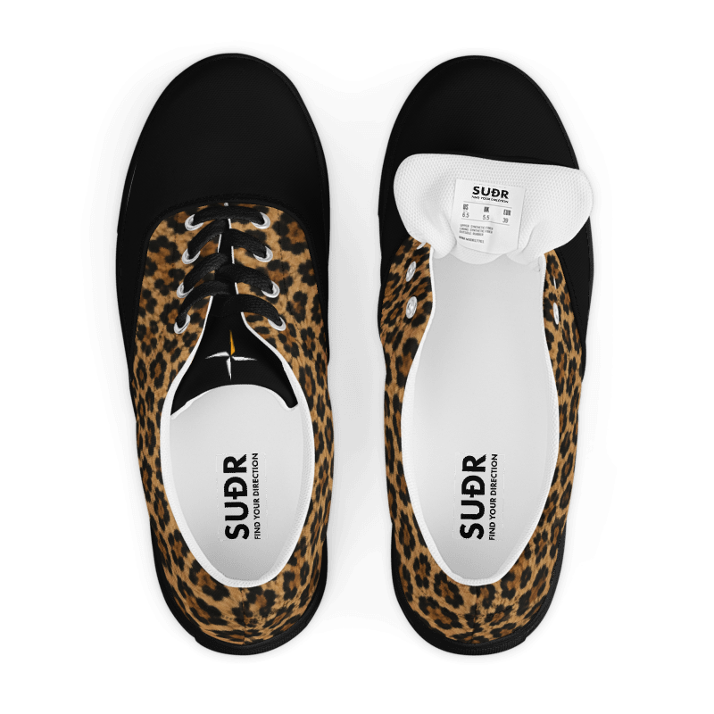 SUÐR-'26 Canvas Sneaker Leo Black – Leo-Print Sneaker mit schwarzer Kappe, schwarzer Sohle und schwarzen Senkeln