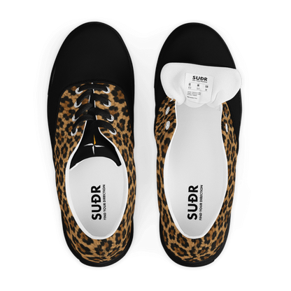 SUÐR-'26 Canvas Sneaker Leo Black – Leo-Print Sneaker mit schwarzer Kappe, schwarzer Sohle und schwarzen Senkeln