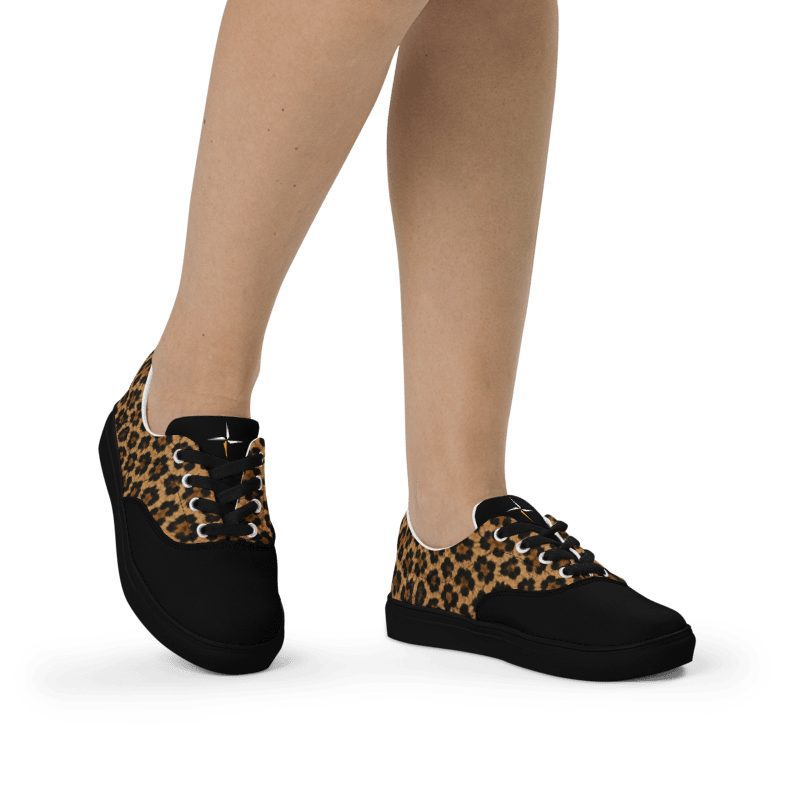 SUÐR-'26 Canvas Sneaker Leo Black – Leo-Print Sneaker mit schwarzer Kappe, schwarzer Sohle und schwarzen Senkeln