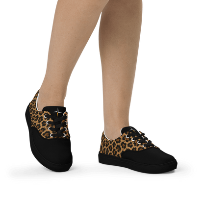 SUÐR-'26 Canvas Sneaker Leo Black – Leo-Print Sneaker mit schwarzer Kappe, schwarzer Sohle und schwarzen Senkeln