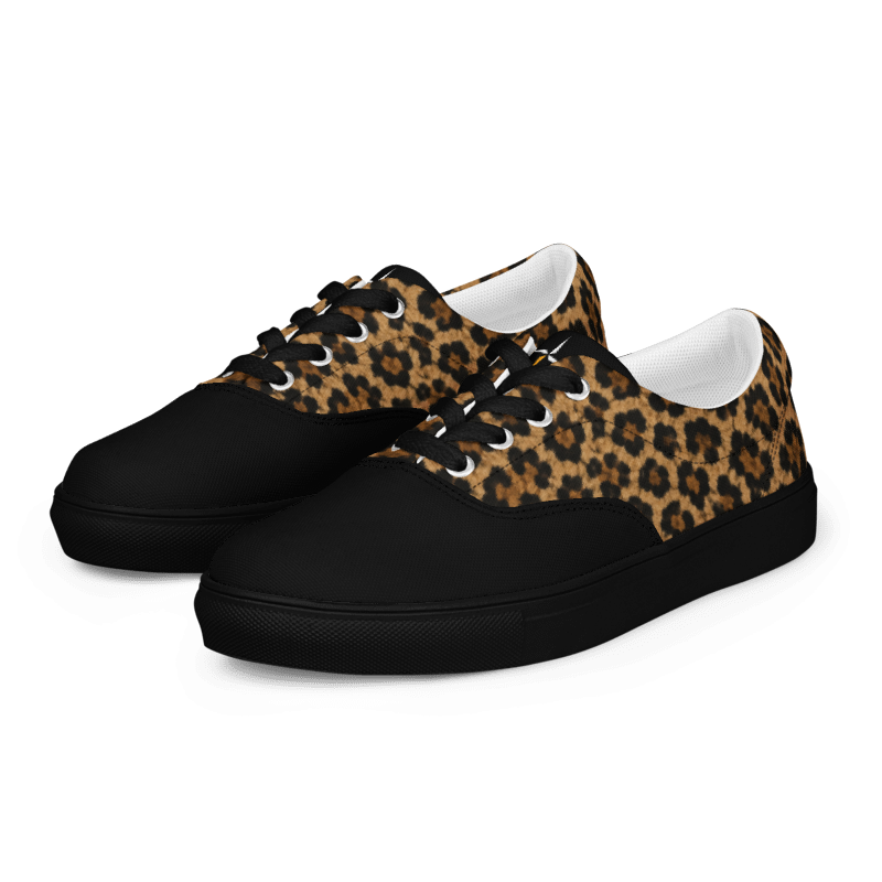 SUÐR-'26 Canvas Sneaker Leo Black – Leo-Print Sneaker mit schwarzer Kappe, schwarzer Sohle und schwarzen Senkeln