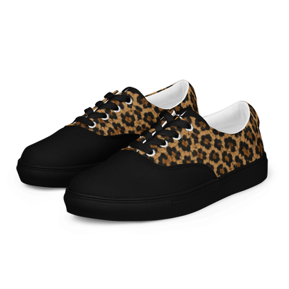 SUÐR-'26 Canvas Sneaker Leo Black – Leo-Print Sneaker mit schwarzer Kappe, schwarzer Sohle und schwarzen Senkeln