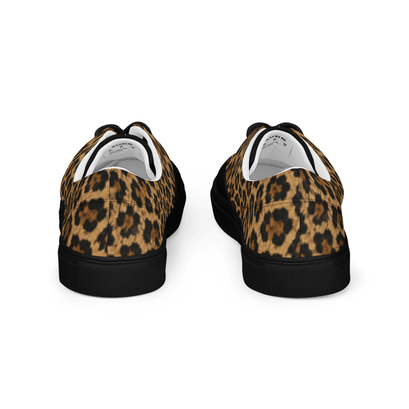 SUÐR-'26 Canvas Sneaker Leo Black – Leo-Print Sneaker mit schwarzer Kappe, schwarzer Sohle und schwarzen Senkeln
