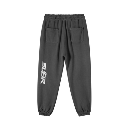 SUÐR Baggy Jogger Baumwolle – Baggy Jogger in Anthrazit, Rückansicht mit SUÐR-Schriftzug am Bein