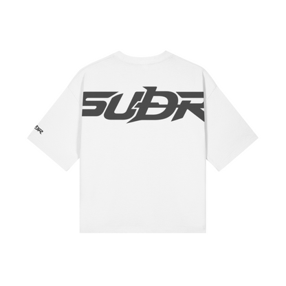 SUÐR Boxy Shirt Black Labels – Boxy Fit Tee in Weiß, Rückansicht mit SUÐR-Schriftzug