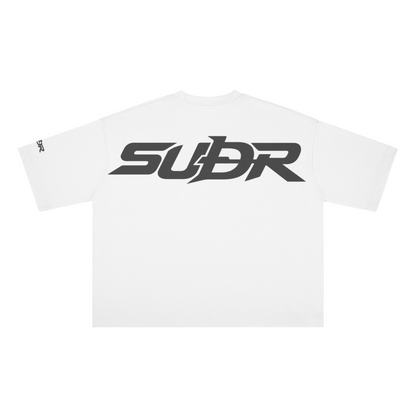 SUÐR Boxy Shirt Black Labels – Boxy Fit Tee in Weiß, Rückansicht mit SUÐR-Schriftzug