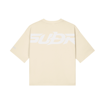 SUÐR Boxy Shirt White Labels – Boxy Fit Tee in Apricot, Rückansicht mit SUÐR-Schriftzug