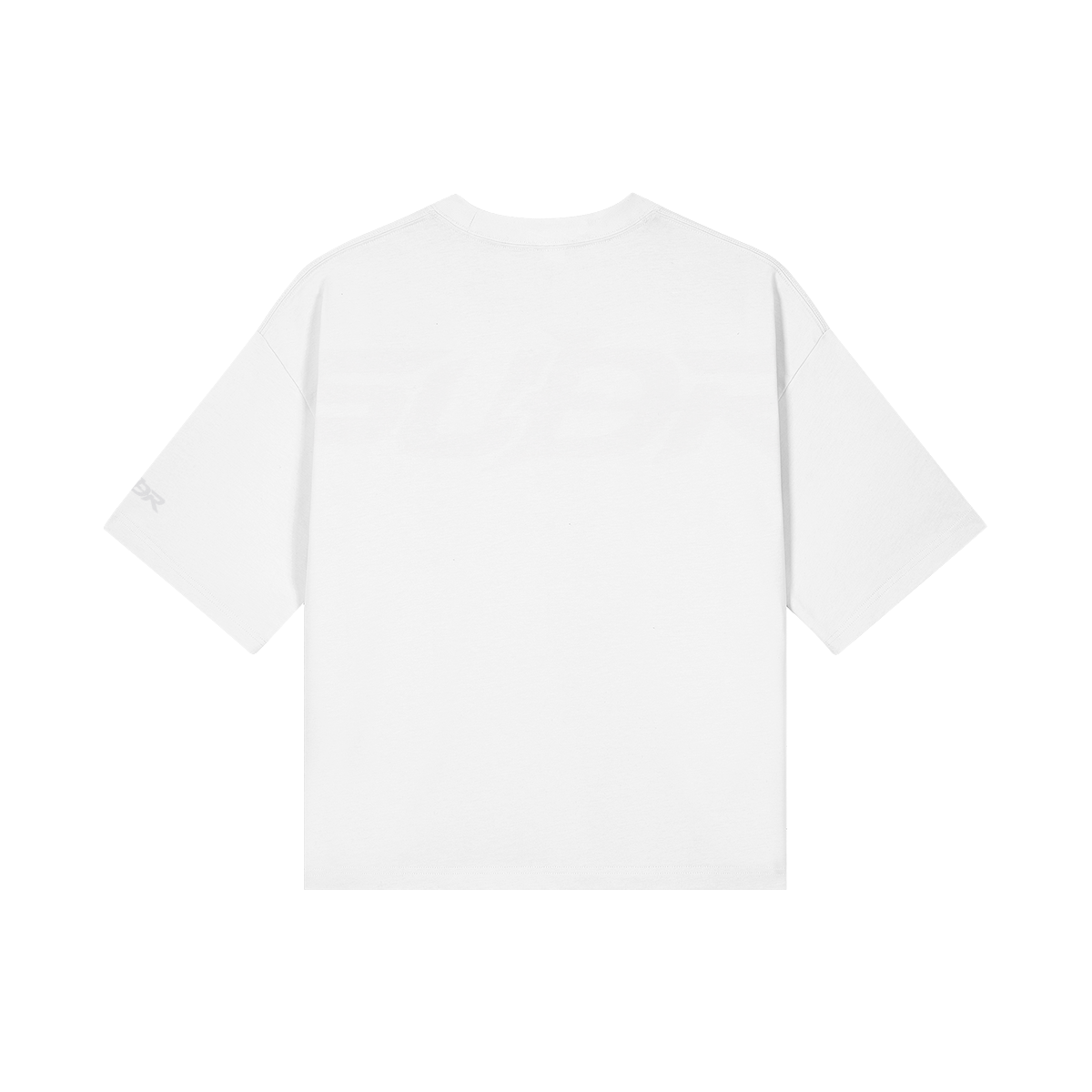 SUÐR Boxy Shirt White Labels – Boxy Fit Tee in Weiß, Rückansicht mit SUÐR-Schriftzug