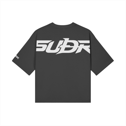 SUÐR Boxy Shirt White Labels – Boxy Fit Tee in Schwarz, Rückansicht mit SUÐR-Schriftzug