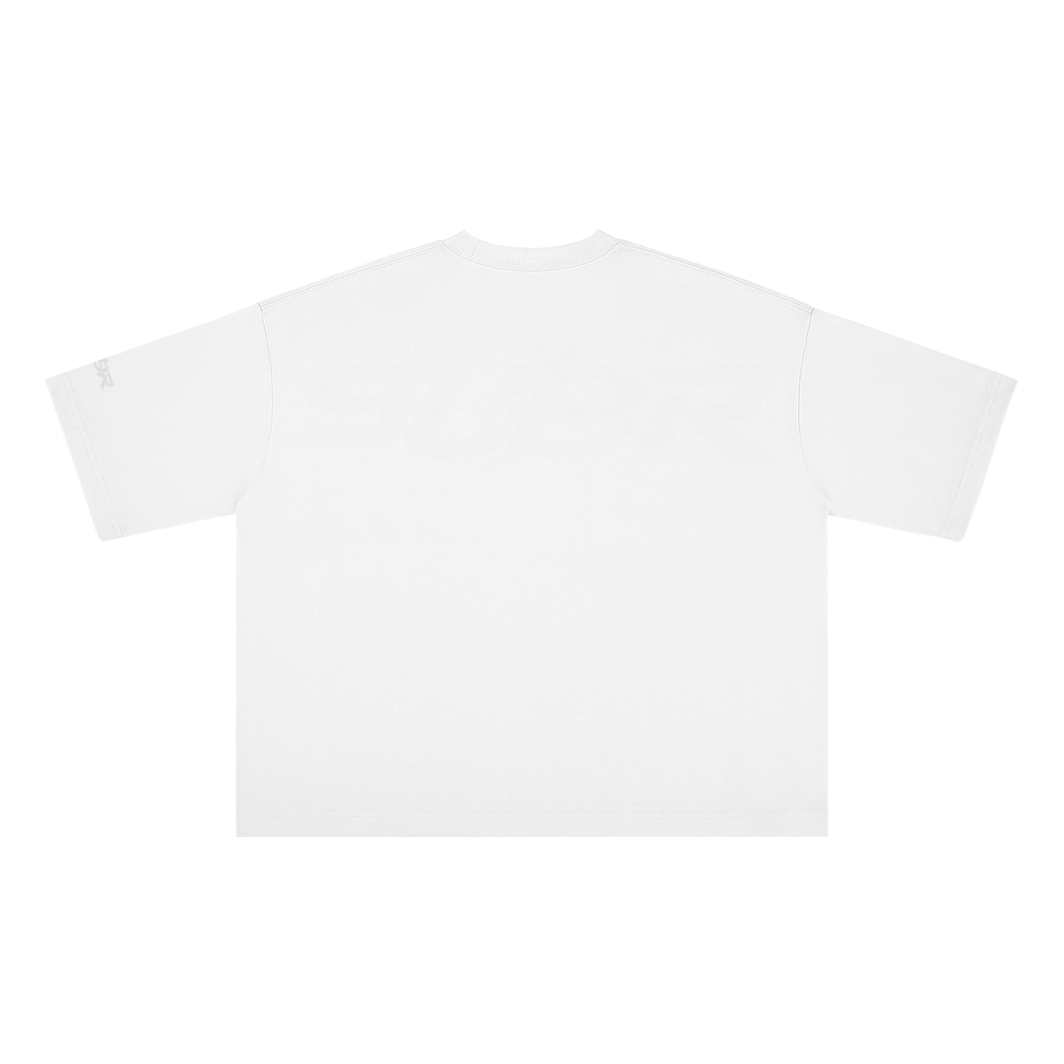 SUÐR Boxy Shirt White Labels – Boxy Fit Tee in Weiß, Rückansicht mit SUÐR-Schriftzug