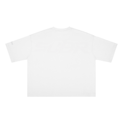SUÐR Boxy Shirt White Labels – Boxy Fit Tee in Weiß, Rückansicht mit SUÐR-Schriftzug