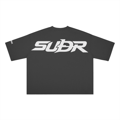 SUÐR Boxy Shirt White Labels – Boxy Fit Tee in Schwarz, Rückansicht mit SUÐR-Schriftzug