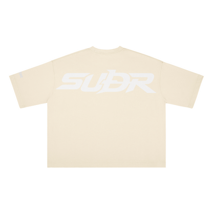 SUÐR Boxy Shirt White Labels – Boxy Fit Tee in Apricot, Rückansicht mit SUÐR-Schriftzug