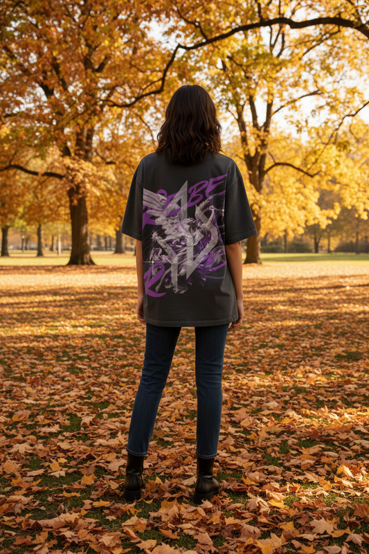 SUÐR VESTR ANGEL SHIRT – Oversized Tee in Anthrazit mit Rückenprint „Rebel“ und Engelsmotiv in Lila