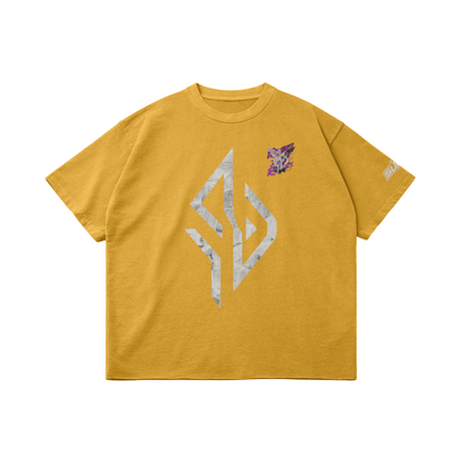 VESTR ANGEL SHIRT – Vintage Oversized Tee in Vintage Yellow, Vorderseite liegend, Emblem in Marmor und kleiner Engel auf der Brust
