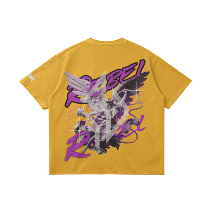 VESTR ANGEL SHIRT – Vintage Oversized Tee in Vintage Yellow, Rückseite liegend, Engel mit REBEL in Violett von SUÐR
