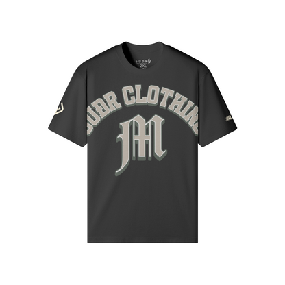 SUÐR M Shirt – Shirt in Black, Vorderseite mit SUÐR CLOTHING im Bogen, darunter das M in Blackletter, Emblem und SUÐR-Schriftzug auf den Ärmeln