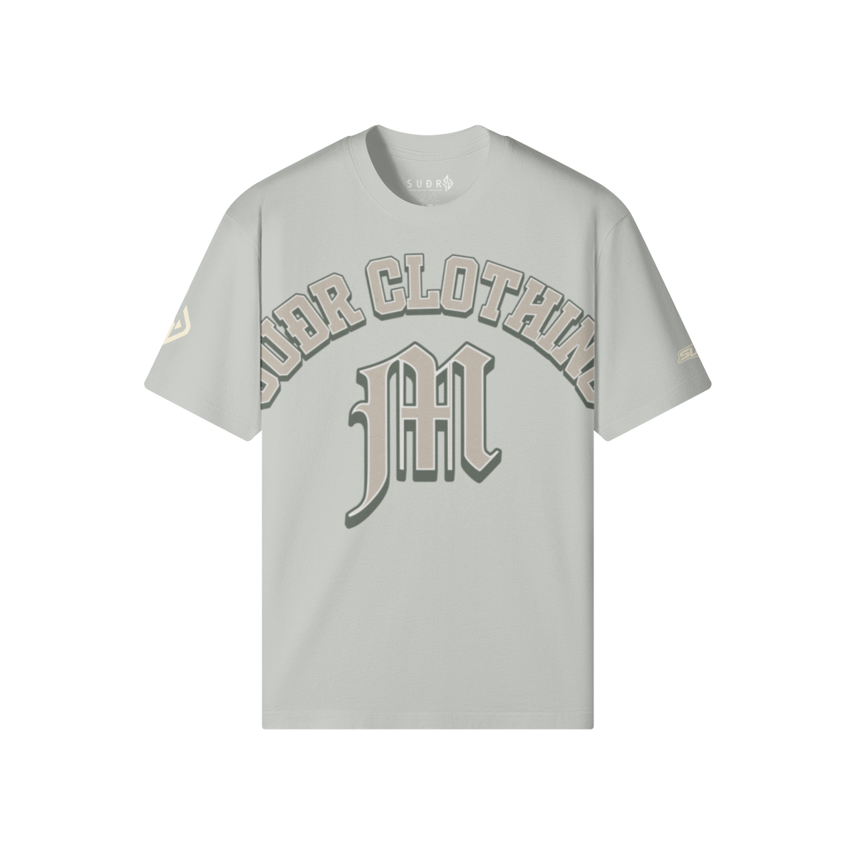 SUÐR M Shirt – Shirt in Light Gray, Vorderseite mit SUÐR CLOTHING im Bogen, darunter das M in Blackletter, Emblem und SUÐR-Schriftzug auf den Ärmeln
