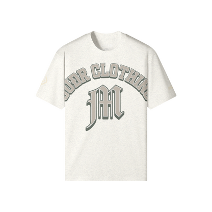 SUÐR M Shirt – Shirt in Light Heather Gray, Vorderseite mit SUÐR CLOTHING im Bogen, darunter das M in Blackletter, Emblem und SUÐR-Schriftzug auf den Ärmeln