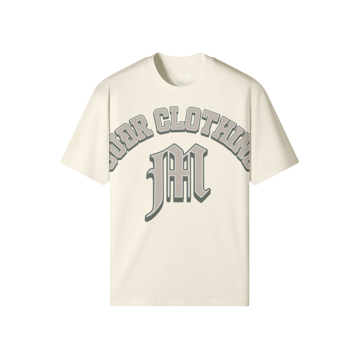 SUÐR M Shirt – Shirt in Pale Oak, Vorderseite mit SUÐR CLOTHING im Bogen, darunter das M in Blackletter, Emblem und SUÐR-Schriftzug auf den Ärmeln